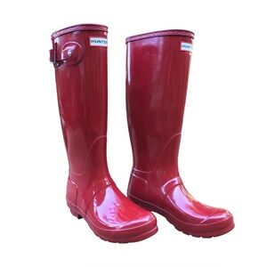 Hunter Tall Red Gloss Buckle Rain Boots. Size 7.